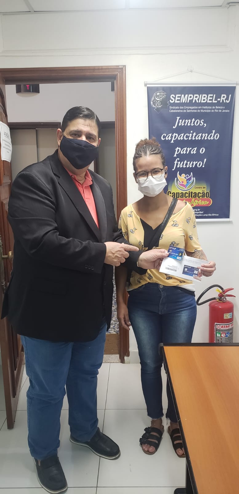 Entrega do benefício social natalidade na sede o SEMPRIBEL-RJ para os profissionais de beleza.